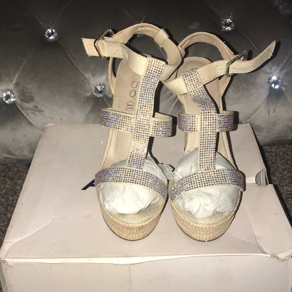 Cream diamond wedges